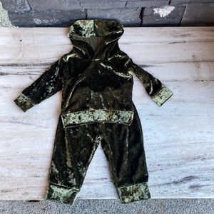BABY GREEN VELVET HOODIE SET SIZE:6-12 MO LIKE NEW